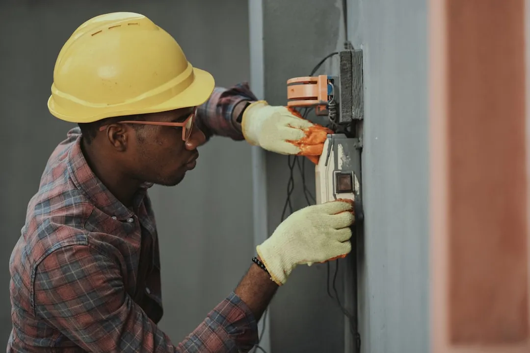 汇智科技变频柜与PLC控制柜技术参数对比及选型要点正文配图 2
